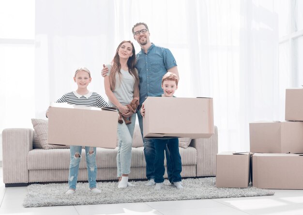 La familia traslada las cajas a un nuevo apartamento.