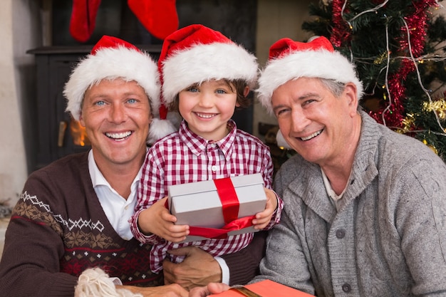 Familia de tres generaciones celebrando la Navidad