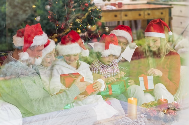 Familia de tres generaciones celebrando la Navidad