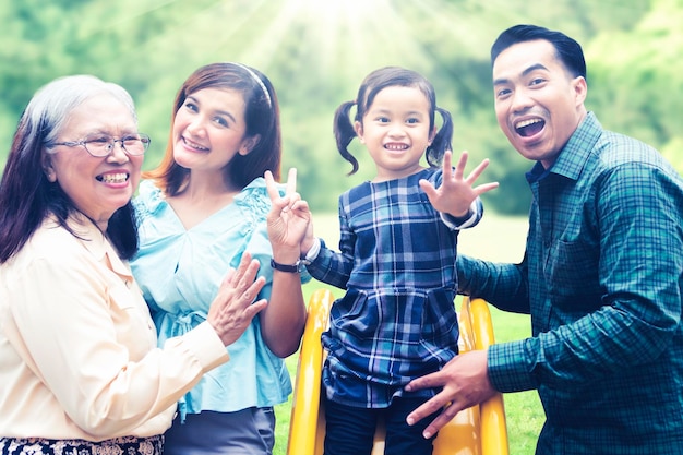 La familia de tres generaciones toma una foto en el patio de recreo