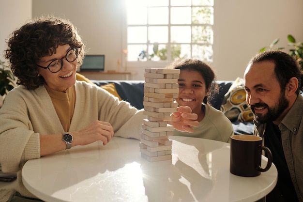 Familia de tres jugando en casa