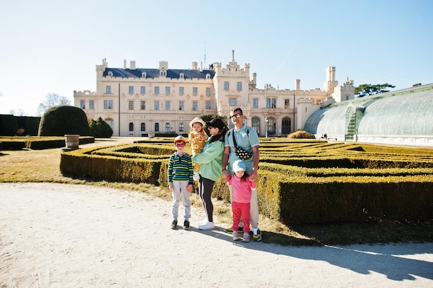 Familia con tres niños en el parque del castillo de Lednice República Checa