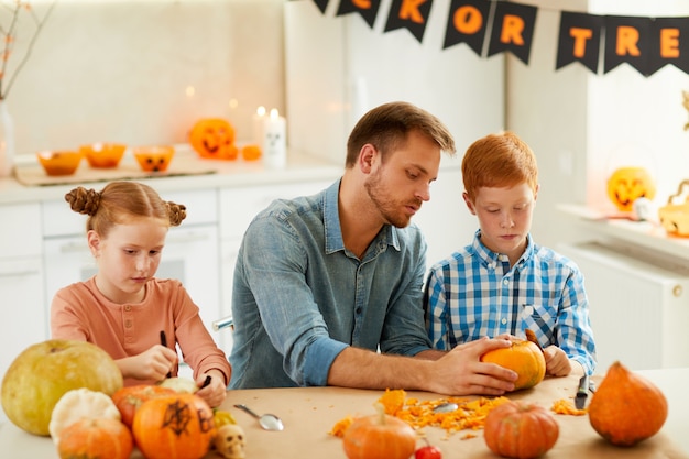 Familia de tres preparándose para vacaciones