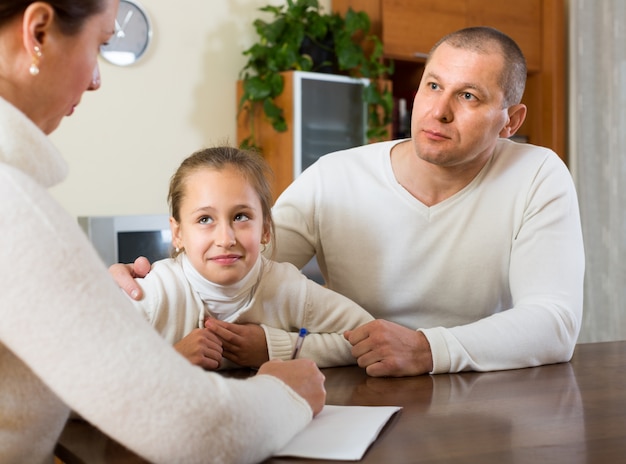 Família triste tendo problemas financeiros