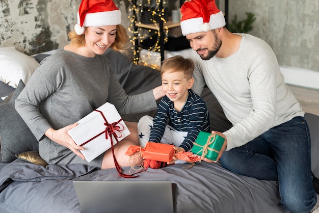 Foto família trocando presentes no natal