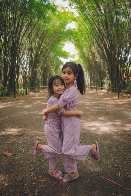 Foto familia en el túnel de bambú del templo de wat chulabhorn wanaram