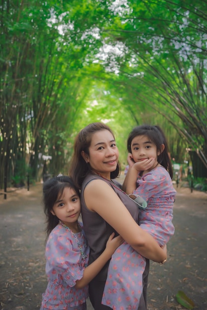 Foto familia en el túnel de bambú del templo de wat chulabhorn wanaram