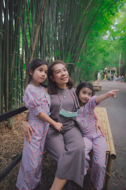 familia en el túnel de bambú del templo Wat Chulabhorn Wanaram