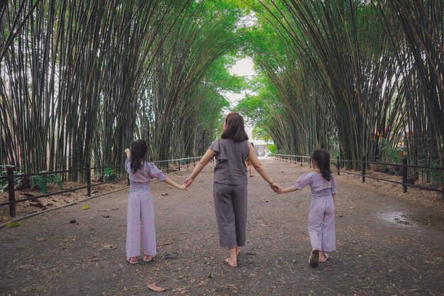 Foto familia en el túnel de bambú del templo de wat chulabhorn wanaram