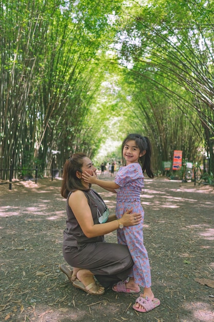 Foto familia en el túnel de bambú del templo de wat chulabhorn wanaram