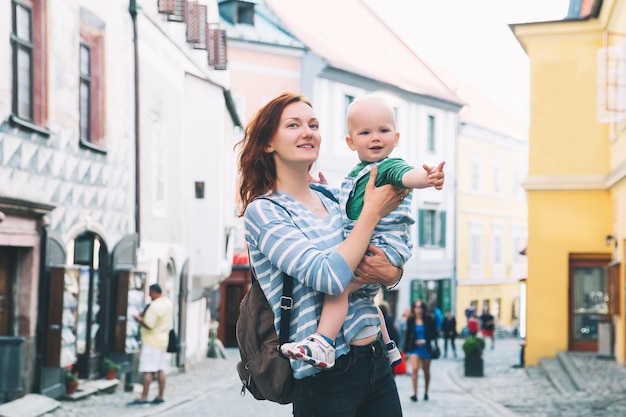 Familia de turistas en la calle medieval en el casco antiguo de Cesky Krumlov República Checa