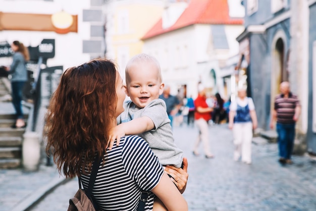 Familia de turistas en la calle medieval en el casco antiguo de Cesky Krumlov República Checa