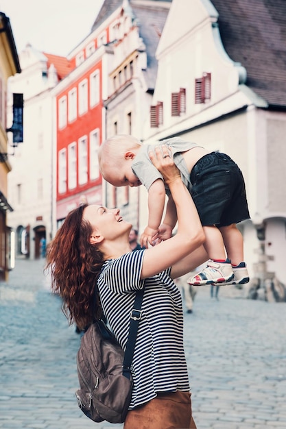 Familia de turistas en la calle medieval en el casco antiguo de Cesky Krumlov República Checa