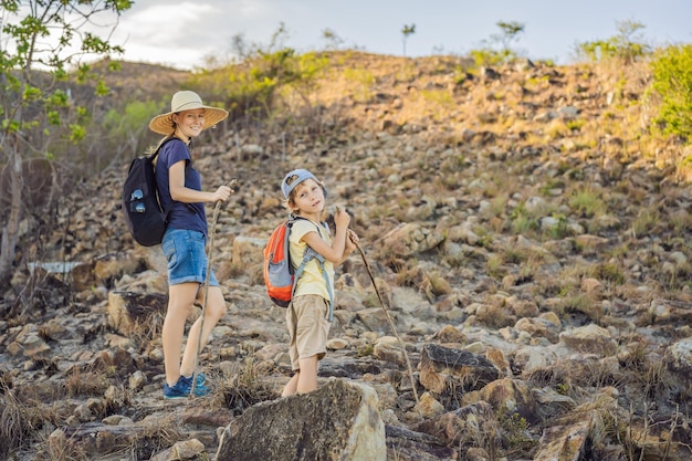 Una familia de turistas locales realiza una caminata local durante la cuarentena covid