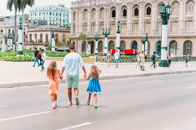 Familia de turistas en zona popular en La Habana, Cuba.