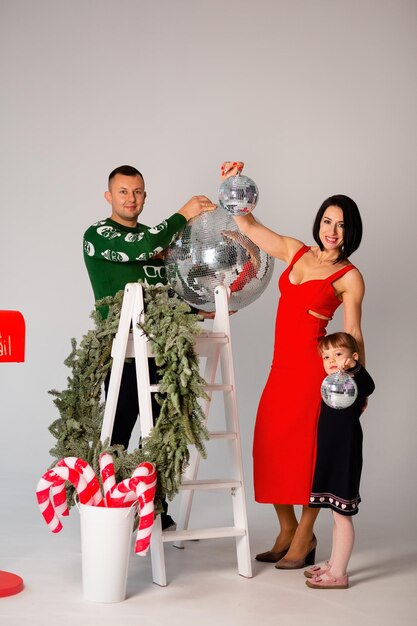 Una familia ucraniana feliz se prepara para la Navidad y el Año Nuevo