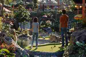 Foto la familia se une con un juego de minigolf