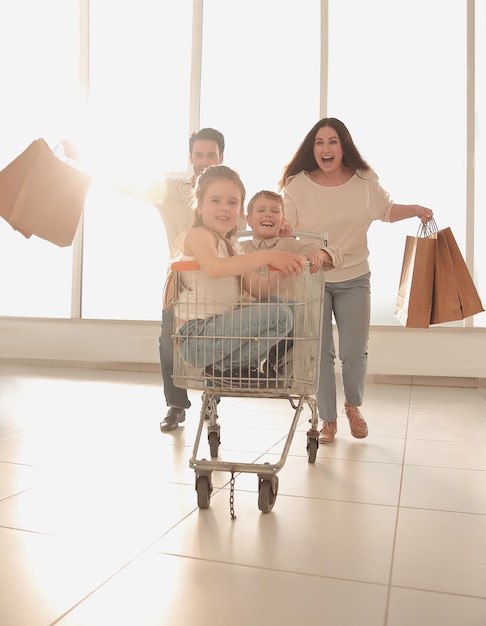 Foto familia unida va de comprasfoto con espacio de copia