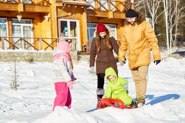 Família unida na caminhada de inverno