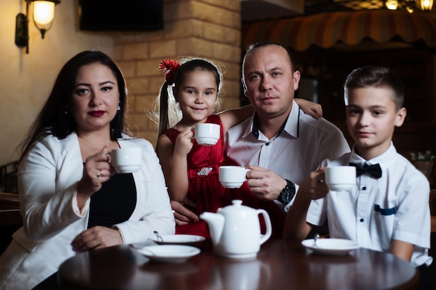 La familia se unió en un café.