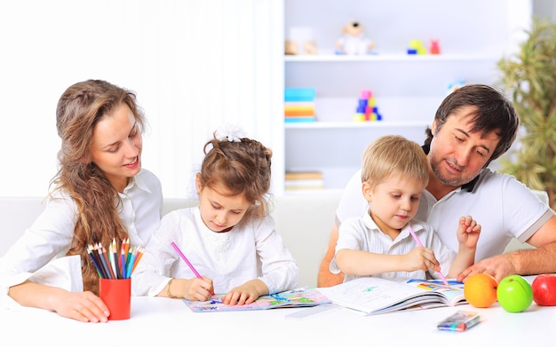 familia usando una computadora portátil, sentado, en, sofá, en casa