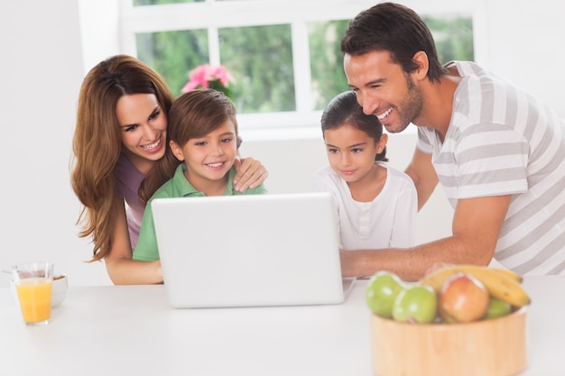 Familia usando una computadora portátil