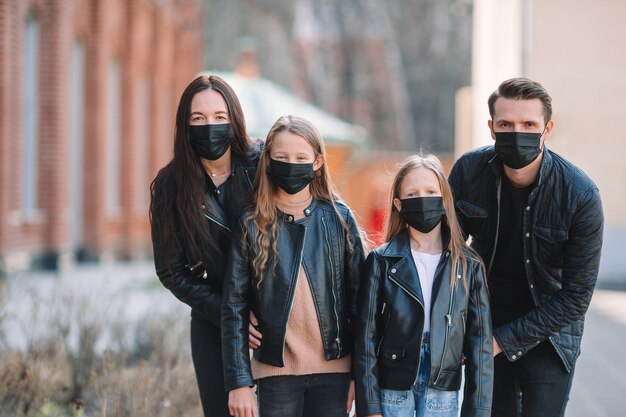 Família usando máscaras para proteção contra coronavírus e gripp