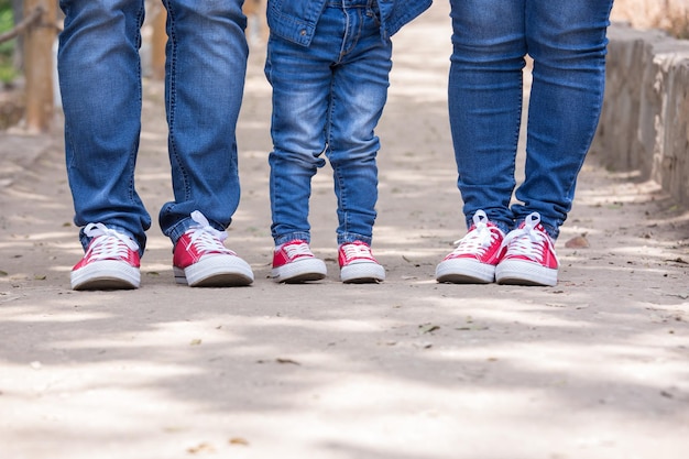 Família usando os mesmos sapatos