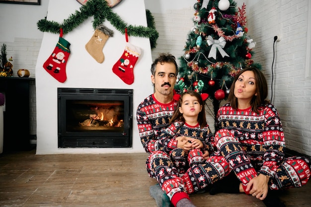 Família usando pijama de Natal combinando