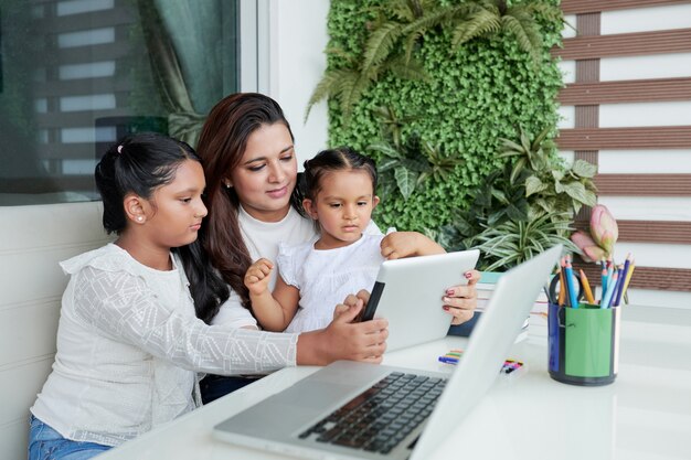 Família usando tablet pc junta