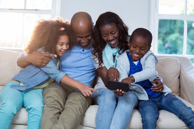 Família usando telefone celular