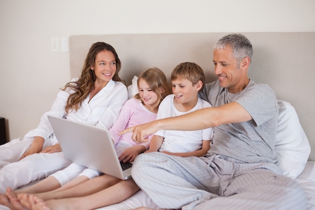 Família usando um caderno