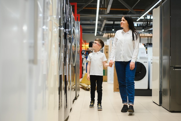 Familia uying refrigerador doméstico en supermercado