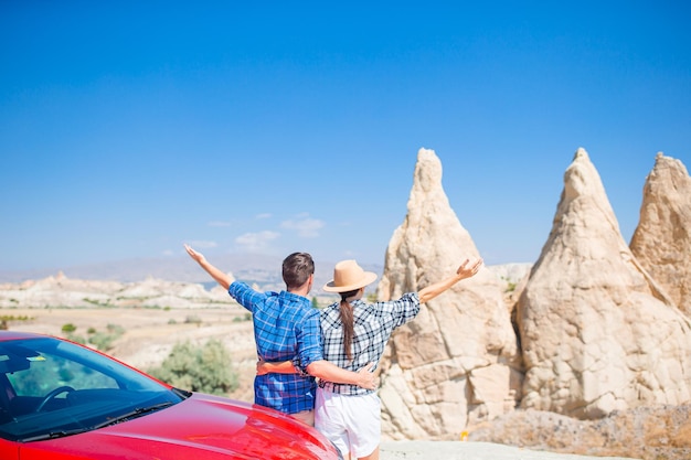 Familia de vacaciones en coche Feliz pareja viaja en coche en las montañas