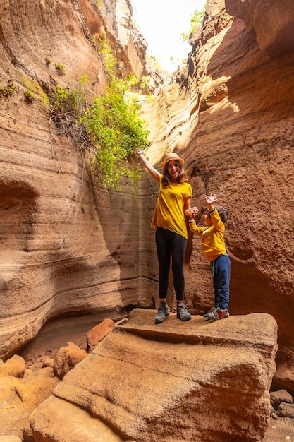 Familia de vacaciones disfrutando en el cañón de piedra caliza Barranco de las Vacas en Gran Canaria Islas Canarias