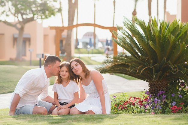 Foto familia de vacaciones en un hotel de lujo