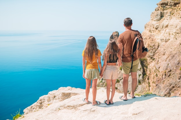 Familia en unas vacaciones en la playa