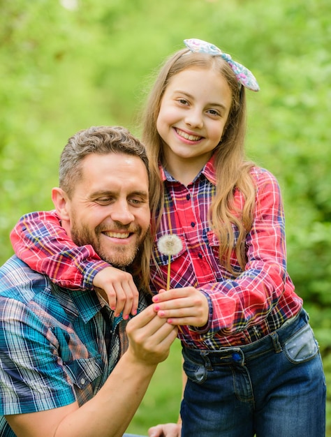 Família verão fazenda primavera aldeia país ecologia feliz dia da família garotinha e homem feliz pai dia da terra filha e pai com flor dente-de-leão jardineiro profissional