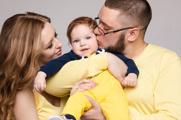 Família vestida de amarelo posando isolado