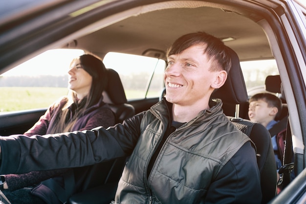 Foto familia viaja felizmente en un coche