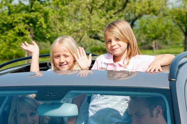 Família viajando de carro