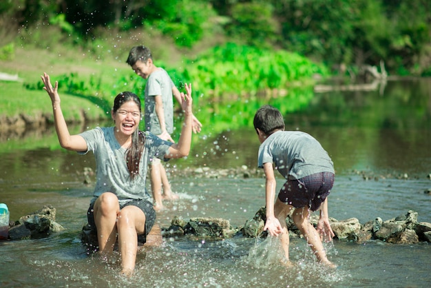 Família viajando na cachoeira na floresta feliz juntos