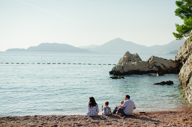 Familia de viajes junto al mar familia relajarse en la playa