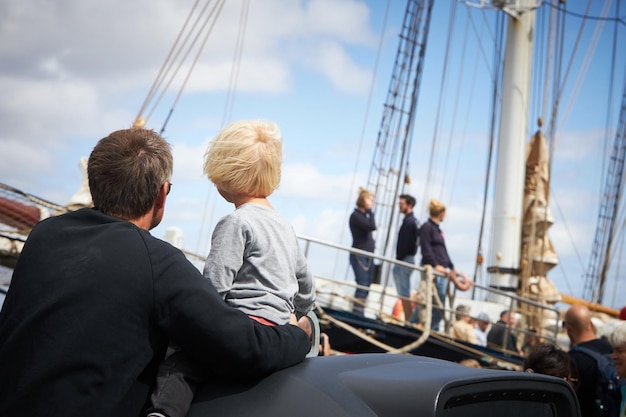 Una familia viendo la carrera de veleros en Aalborg