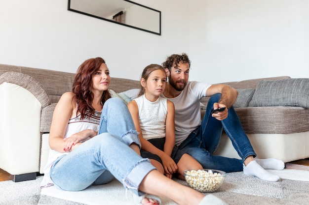 Foto familia viendo la tele juntos