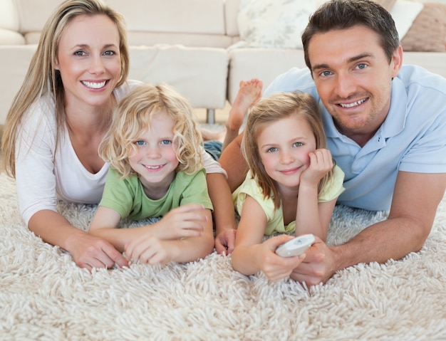 Familia viendo la tele en el piso