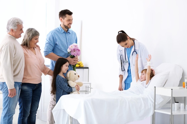 Familia visitando a niña en el hospital