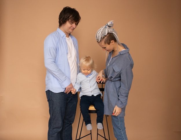 Familia vistiendo ropa casual aislado pared beige