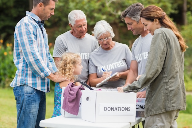 Família voluntária feliz separando donos