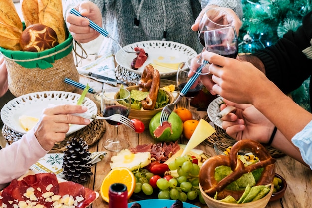 Foto familiares y amigos tienen almuerzos navideños todos juntos.